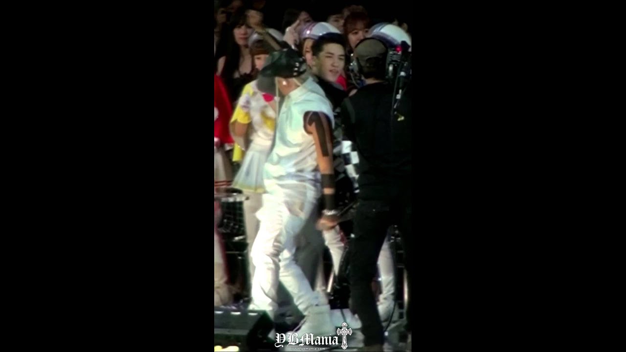 Taeyang - Fantastic Baby (M.A.M.A 2013 in HONGKONG) Fancam [HD]