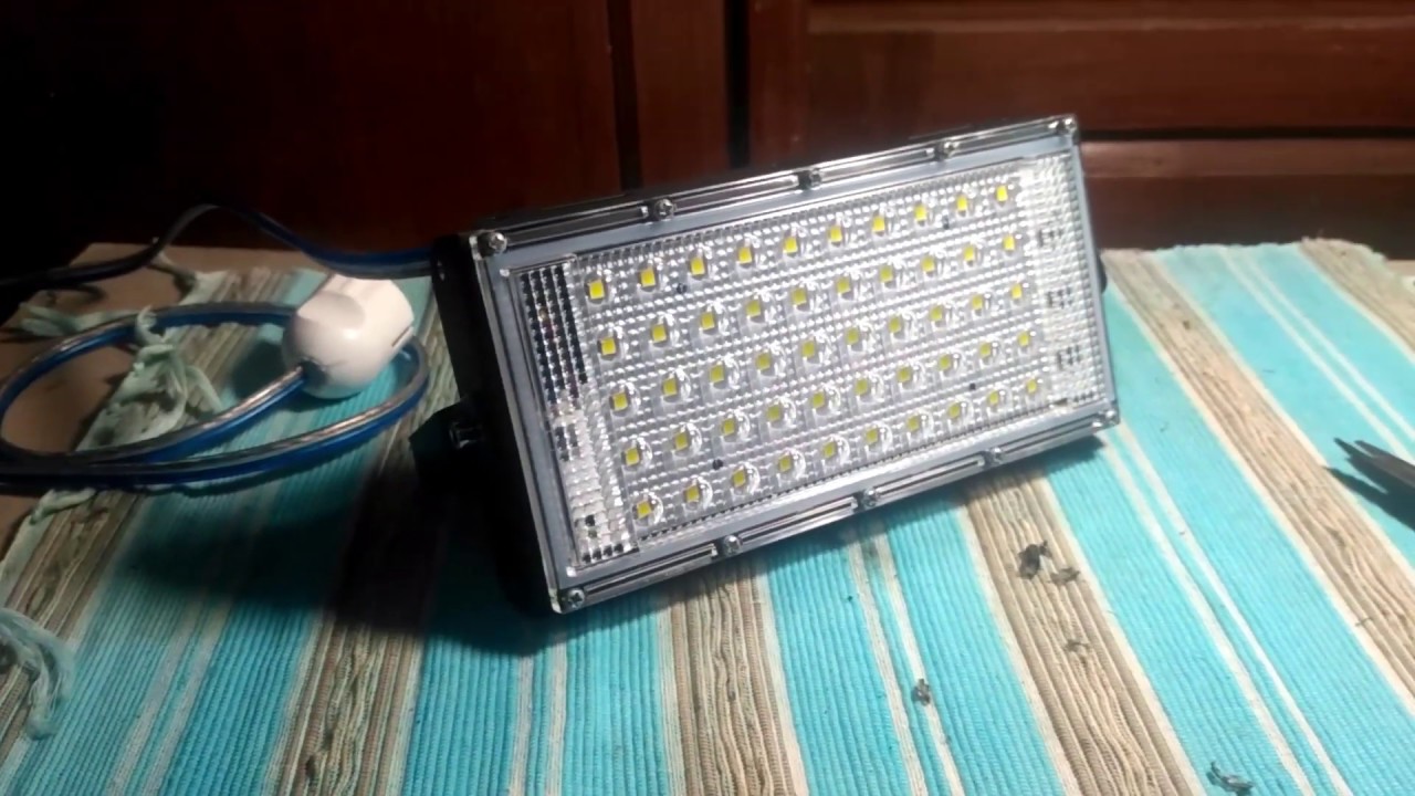 pemasangan lampu tembak lapangan atau taman 50 w - YouTube