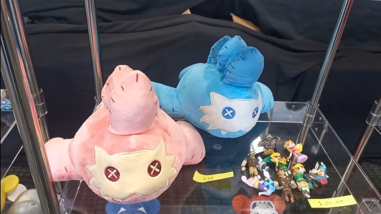 Looking at Toys, Plushes and Figurines Merchandise at SMASH Chibi Anime Con 2025 