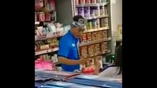 Karyawan indomaret joget  lucu menghilangkan stres