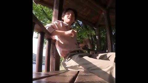 Taehyung singing along to "Wait a minute" by Willow Smith💜