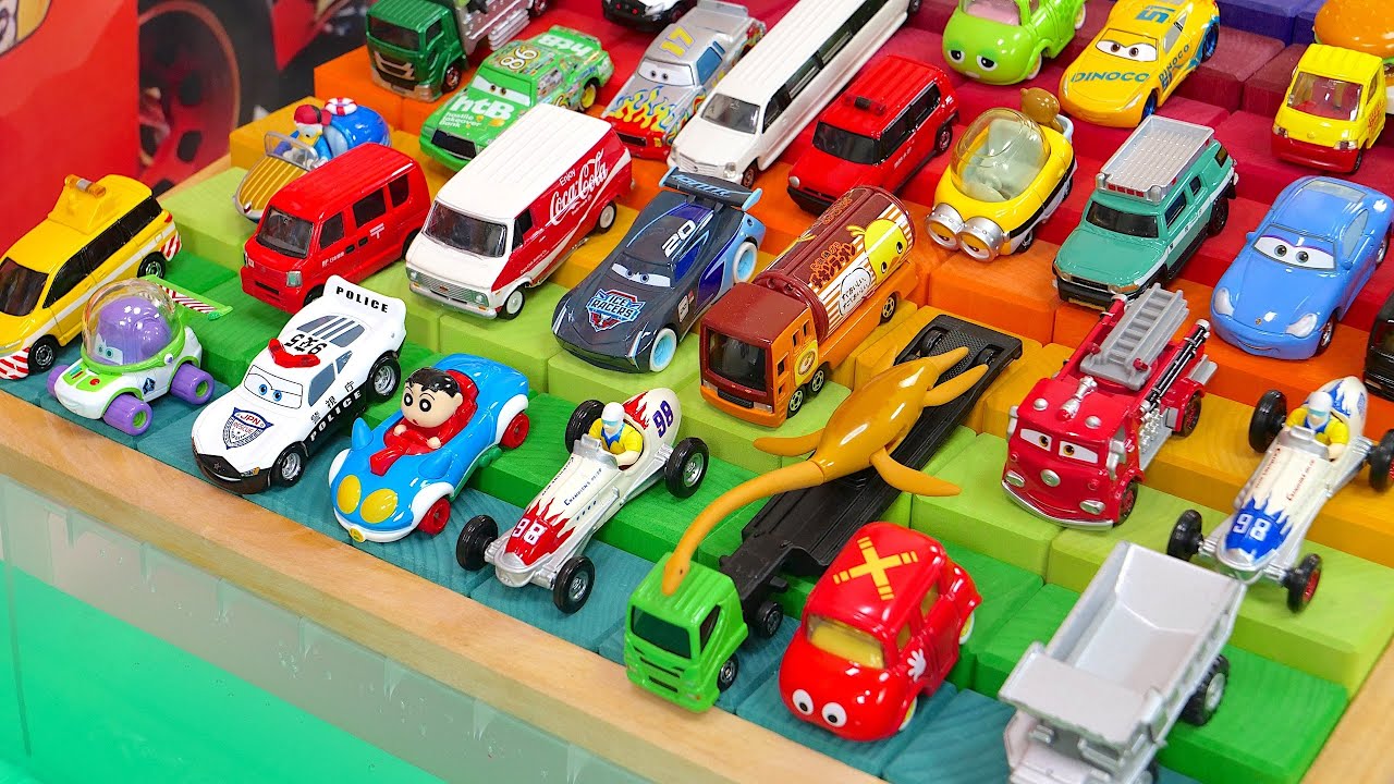 トミカ☆色んなミニカーをカラフルコースで走行テスト♪坂の途中で渋滞発生