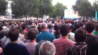 Reaction to Mo Farah winning 5000m from crowd at City Hall