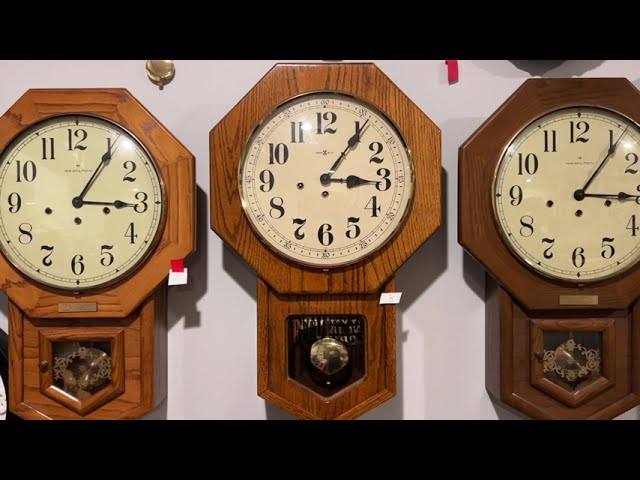渋谷時計製造所×WATERBURY 平金八角合長ゼンマイ振り子時計 - YouTube