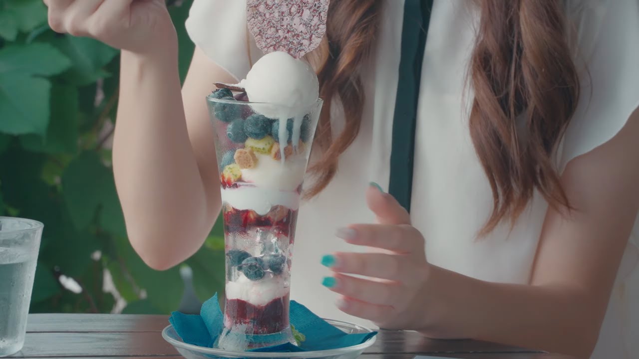 Роскошное черничное парфе, которым можно насладиться в кафе у моря.