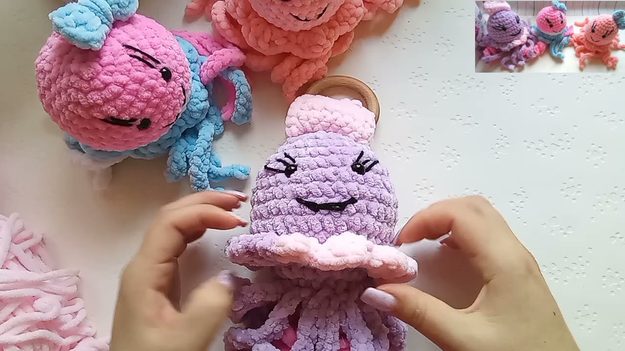 Πλεκτή μέδουσα με βελονάκι δύο σε ένα κουδούνιστρα ή μπρελόκ με βελούδινη κλωστή.