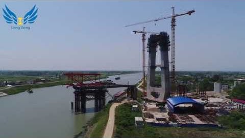 LIANGGONG  Hydraulic self-climbing formwork is used for bridge pier.