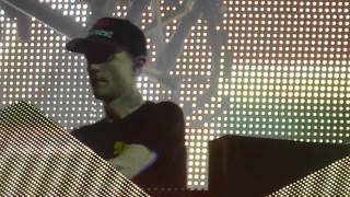 Joel Zimmerman removing his Mau5head during the gig