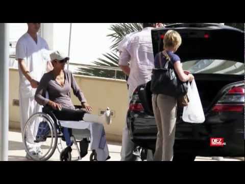Video: Halle Berry protagonizada por una pierna rota