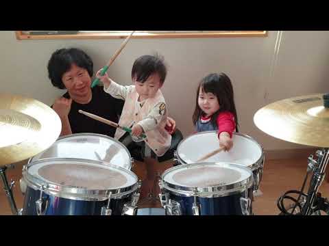 지호의 생애 첫 드럼연주! 장난감 드럼하고는 차원이 다르죠~~~~@