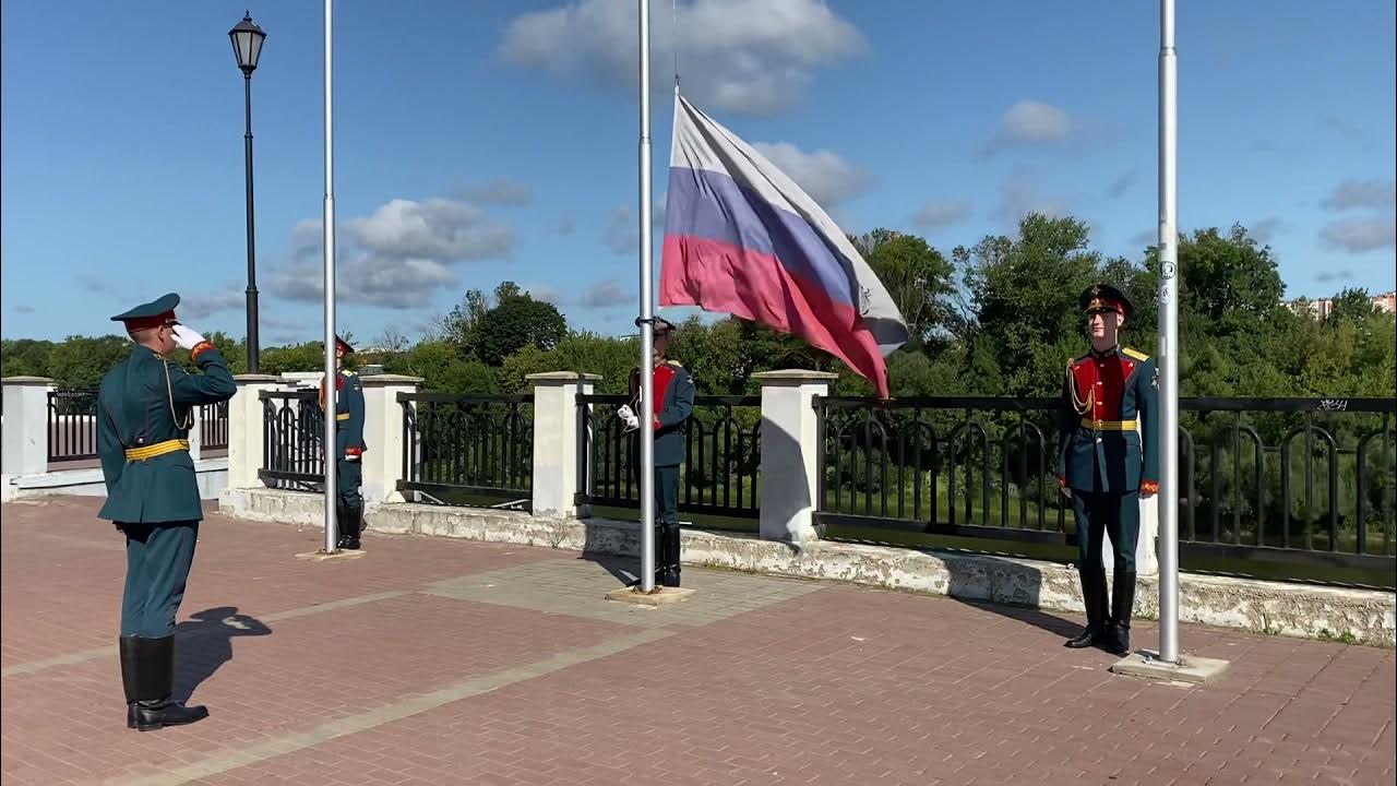 Торжественное поднятие флага в ДОУ. Торжественное поднятие флага России. Поднятие флага в актовом зале. Поднятие флага в 25 гимназии Ставрополь.