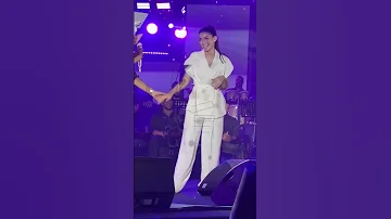 بيغنيلها هو وحسين الجسمي رومانسية هشام جمال وهو بيغني لـ مراته ليلى أحمد زاهر على المسرح 