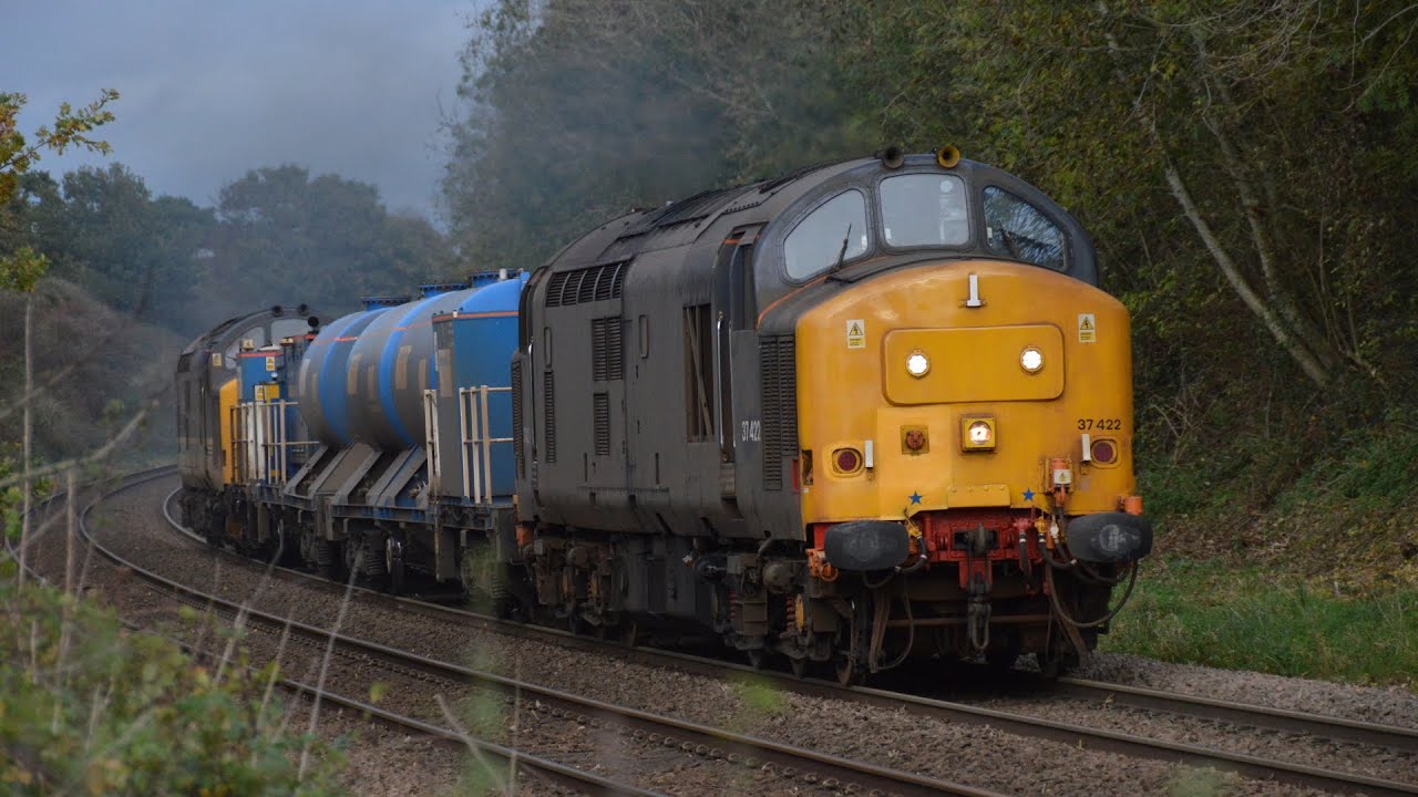 37422 TnT 37425 on 3S01 RHTT passing Strayground on power 30/10/2020 ...