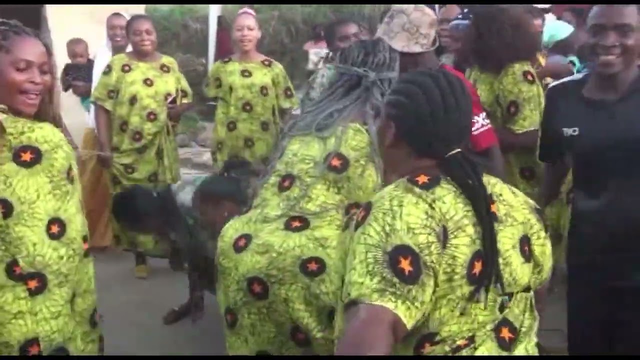 Mwanamke Amfuata Mwanaume Ili Abaishiwe Hebu Ona mwenyewe..