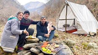 Кемпинг под дождем | Приготовление бараньей ноги на камне | Готовка на свежем воздухе в деревне