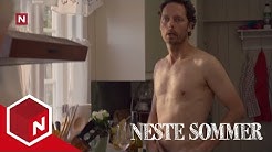 Per Ivar blir overrasket naken av moren til Eva | Neste Sommer | TVNorge