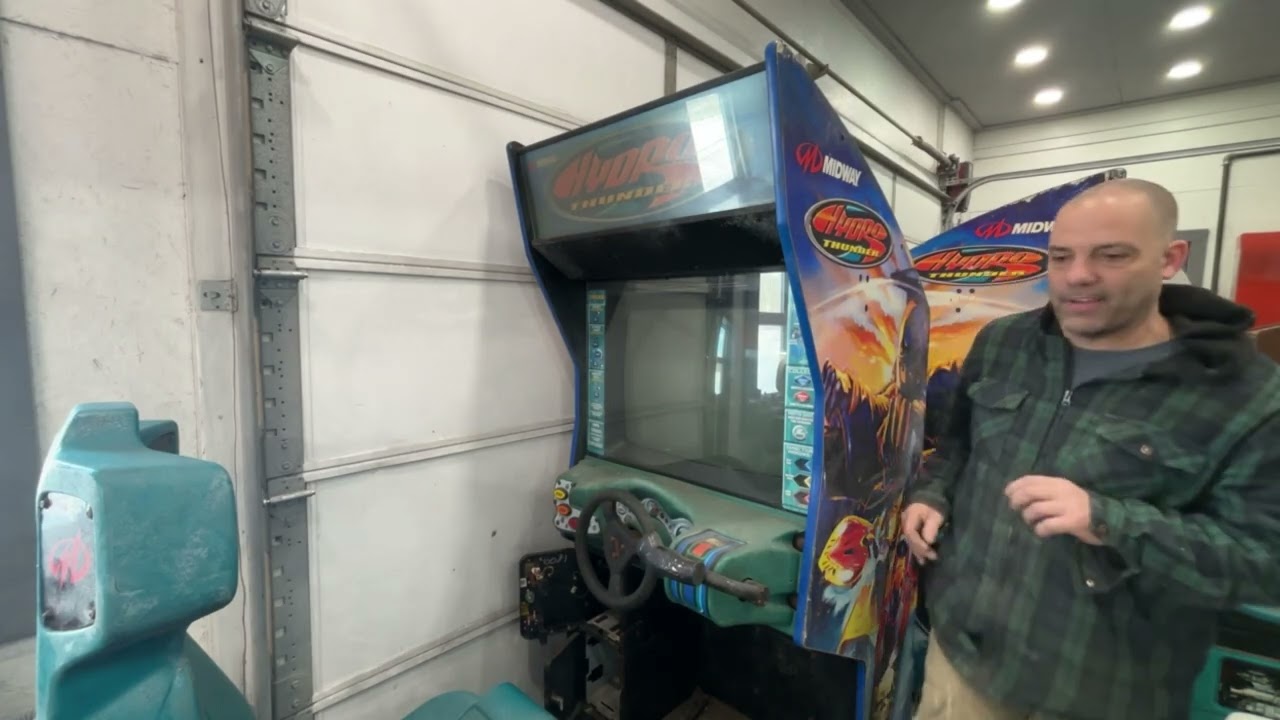 Аркадные игры: возьмите 4 аркадных автомата, чтобы починить и перепродать.
