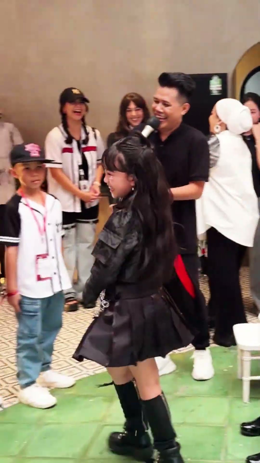 LEIKA MAZAYA LOMBA FASHION SHOW, BEST COSTUME DAPET HANDPHONE ?? #leika #shorts #viral