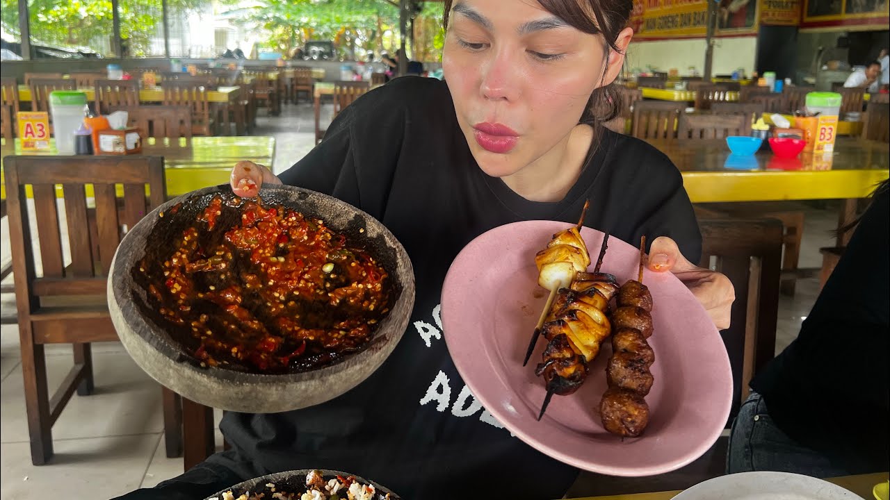 MAKAN PATIN BAKAR LALAPAN SAMBAL DADAKAN DI BANJARMASIN