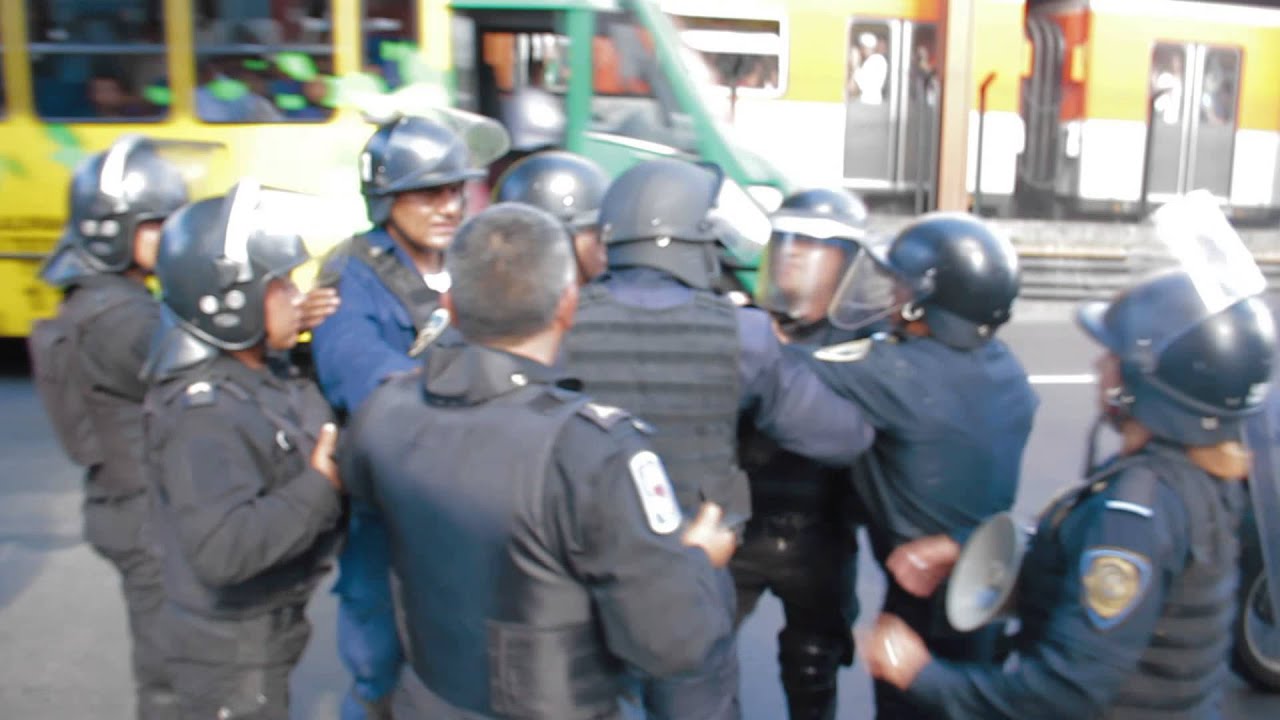 Policías se pelean entre ellos después de detenciones en el Metro 1SMX 2013