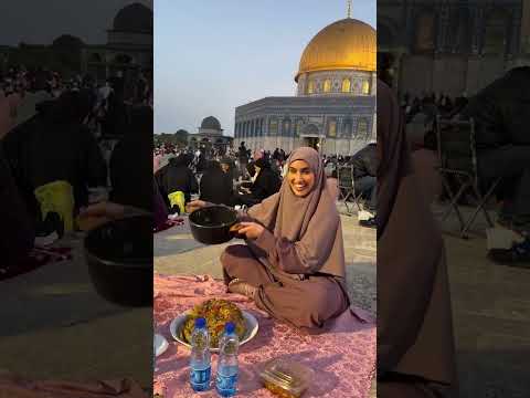 الإفطار مقلوبة فلسطينية والمكان ساحات المسجد الأقصى فلفله