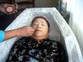 mama puting make up on antie.MP4