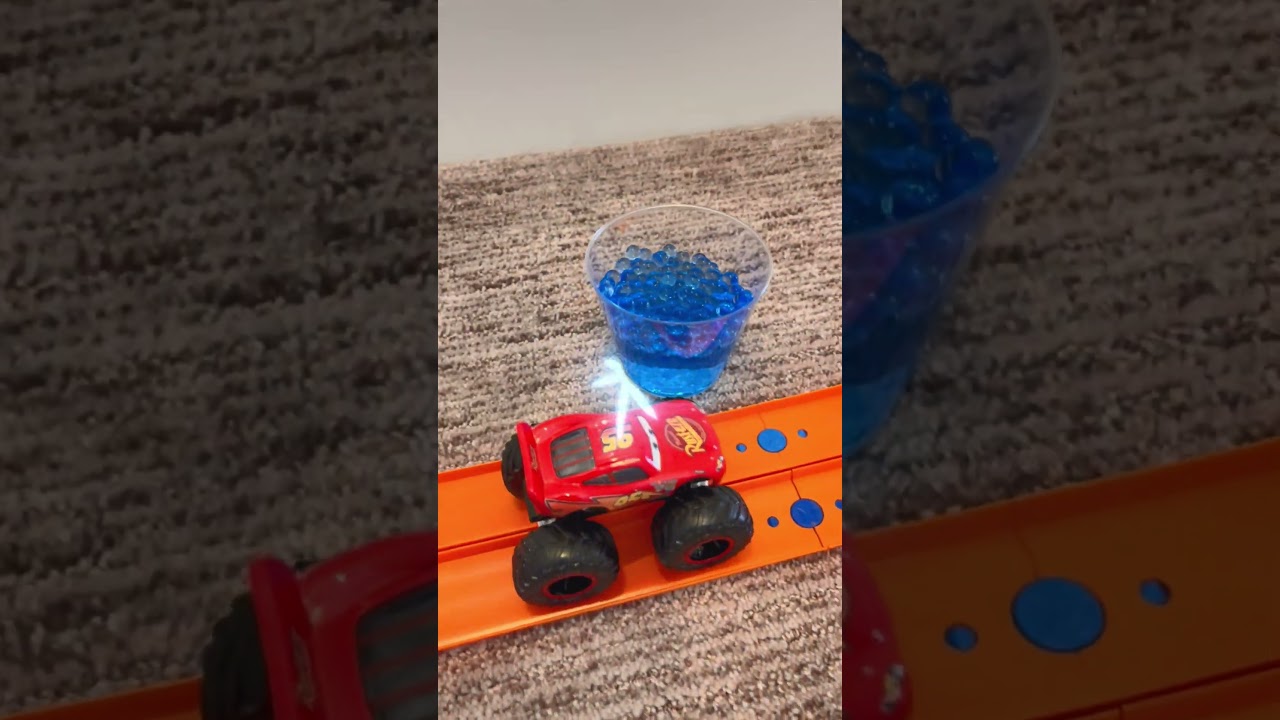 LIGHTNING McQUEEN Monster Truck POPPING BOBA Water Splash Dunk