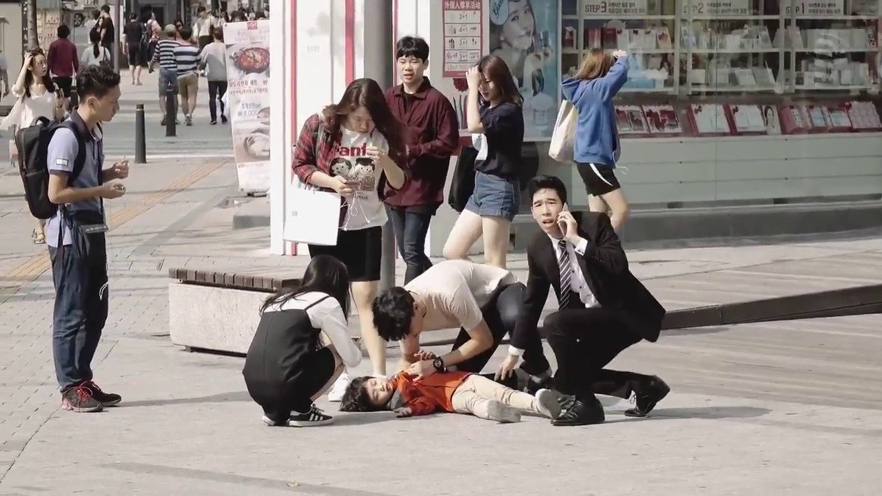 If a child collapses on a street (Korean social experiment)