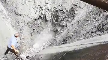 The Sand Barge Unloading Workers Are Incredibly Professional.