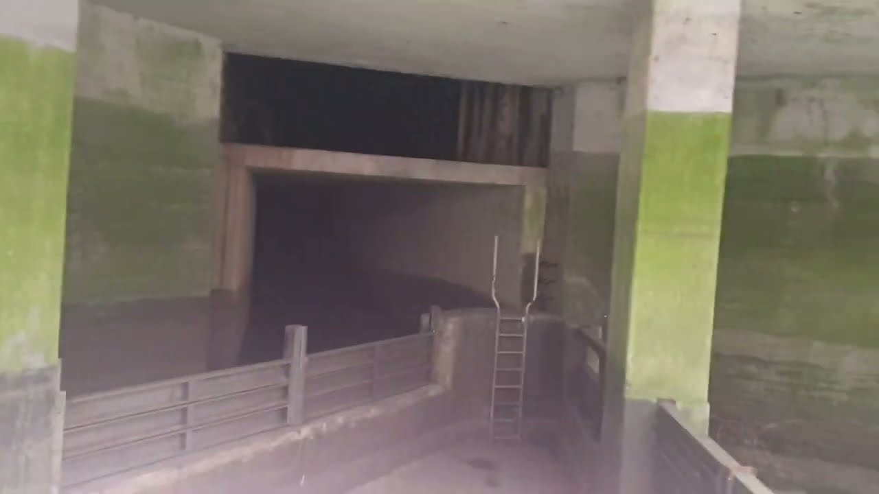 Pumpwerk Einlauf - Gang über Einlaufkanal - Grossartiges Bauwerk
