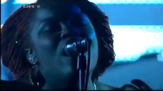 Massive Attack & Yolanda Quartey - Paradise Circus (Harpsichord) (Live 2008) Resimi