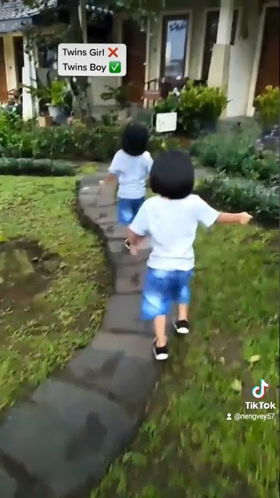 SI KEMBAR LUCU RAMBUTNYA GONDRONG