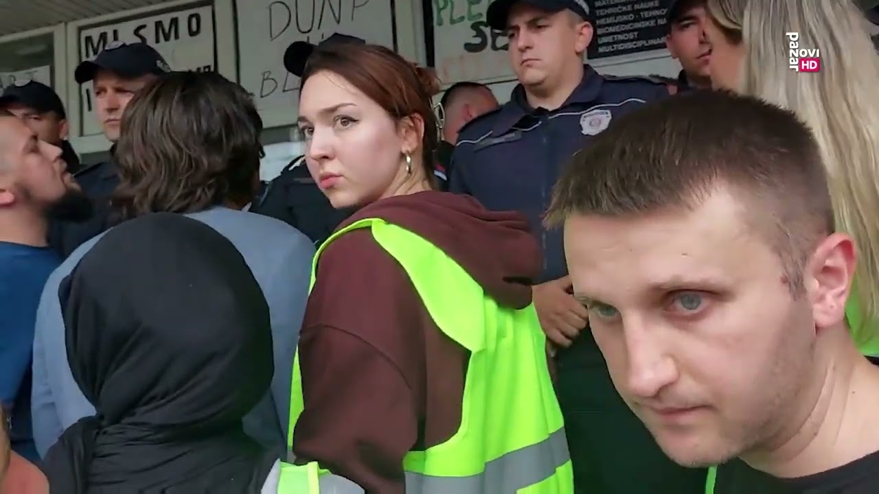Studenti i građani i dalje ispred DUNP a traže od policije da im dopusti ulazak