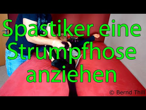 Tetraspastiker auf dem Bett eine Strumpfhose anziehen (How to put on a pant...