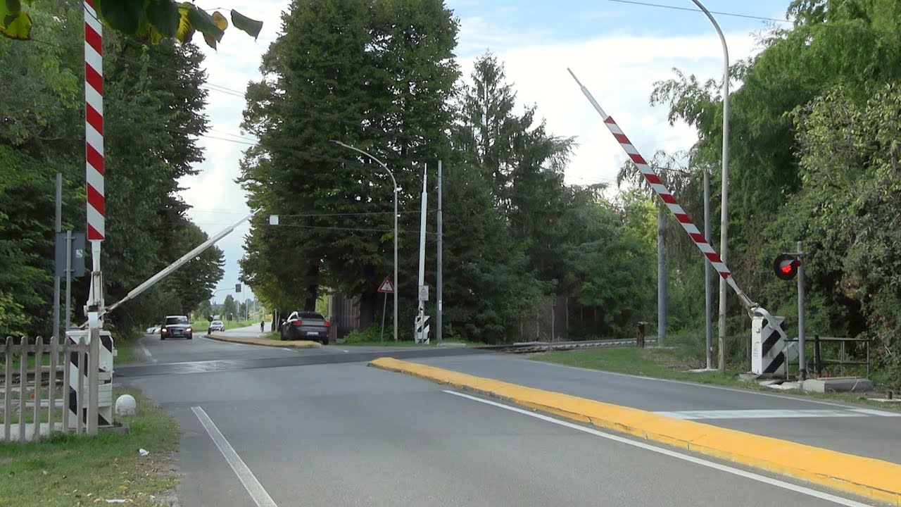Mantova (I) Passaggio a Livello // Level crossing //