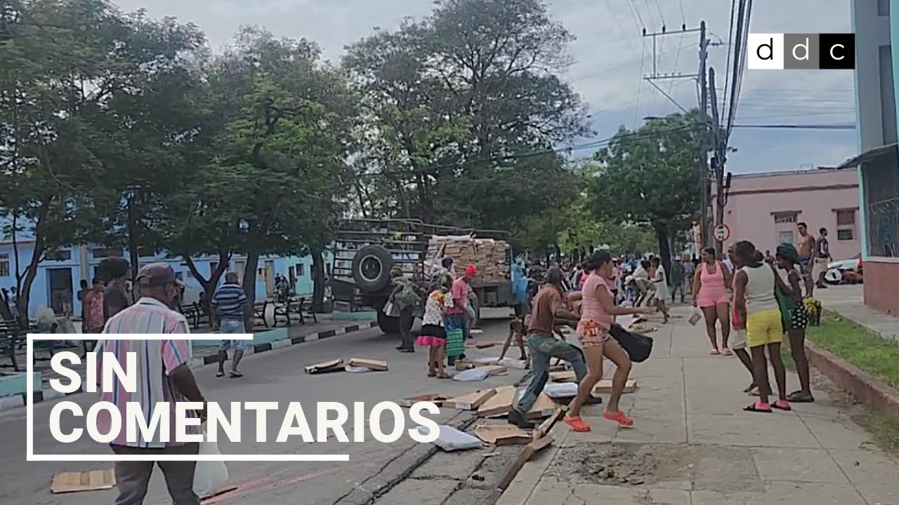 Miedo al huracán Melissa y hambre: cubanos se llevan cajas de pidadillo de pollo caídas de un camión