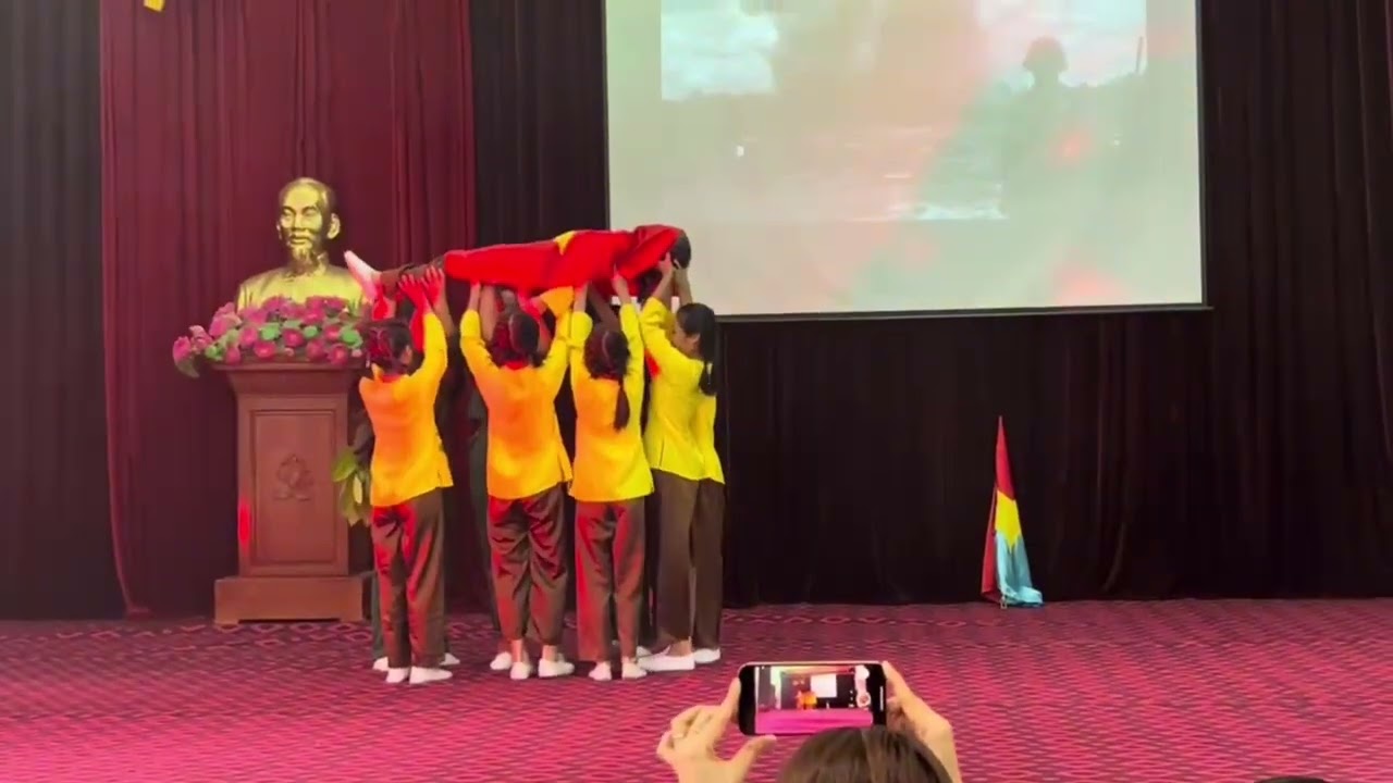 hoạt cảnh: Máu và hoà bình - giải nhất thi tìm hiểu lịch sử