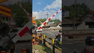 #dieseltrains #keretaapi #levelcrossing #palangpintuperlintasan #spoorwegen #palangpintukeretaapi