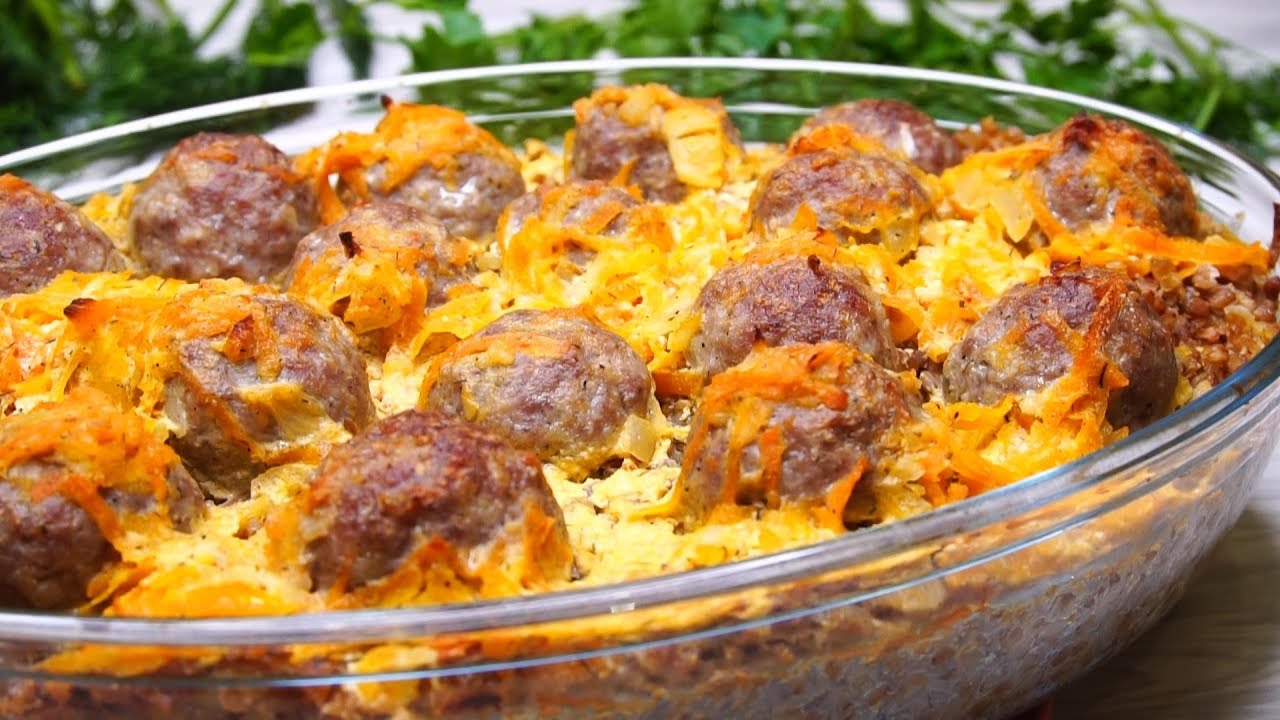 Соединение тефтелей с гречкой в духовке