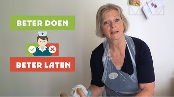 Verzorgende IG in verpleeghuis laat zien welke handelingen je beter kunt laten | Beter Laten lijst
