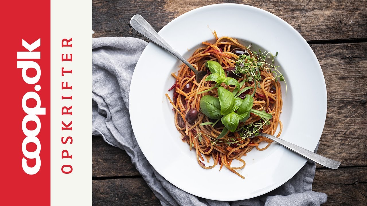 Vegetarisk spaghetti i tomatsauce med grøntsager - Claus Holm