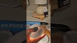 Ditch the ugly cord on your countertop lights with this puck light hack! #pucklight #tabletoplight