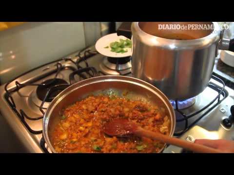Cozinha Confidencial: o músico Romero Brito prepara um macarrão na panela de pressão