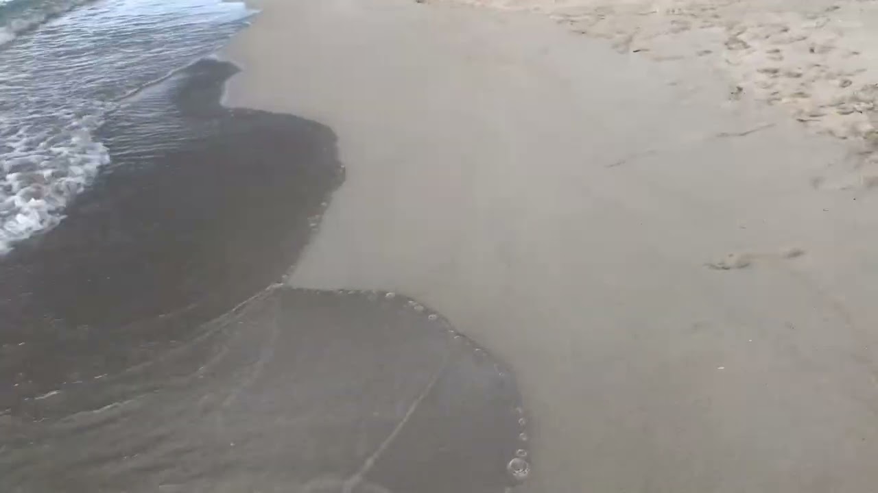 Просто гуляю по пляжу до бара))