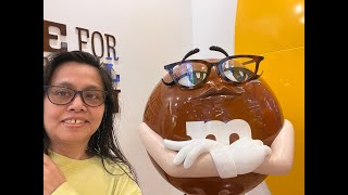 Walking 歩く m&m Store Mall of America (March 2024)