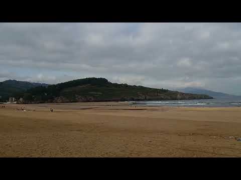 Playa la arena en este viernes de inicio del otoño con cielo encapotado y buena temperatura con ole