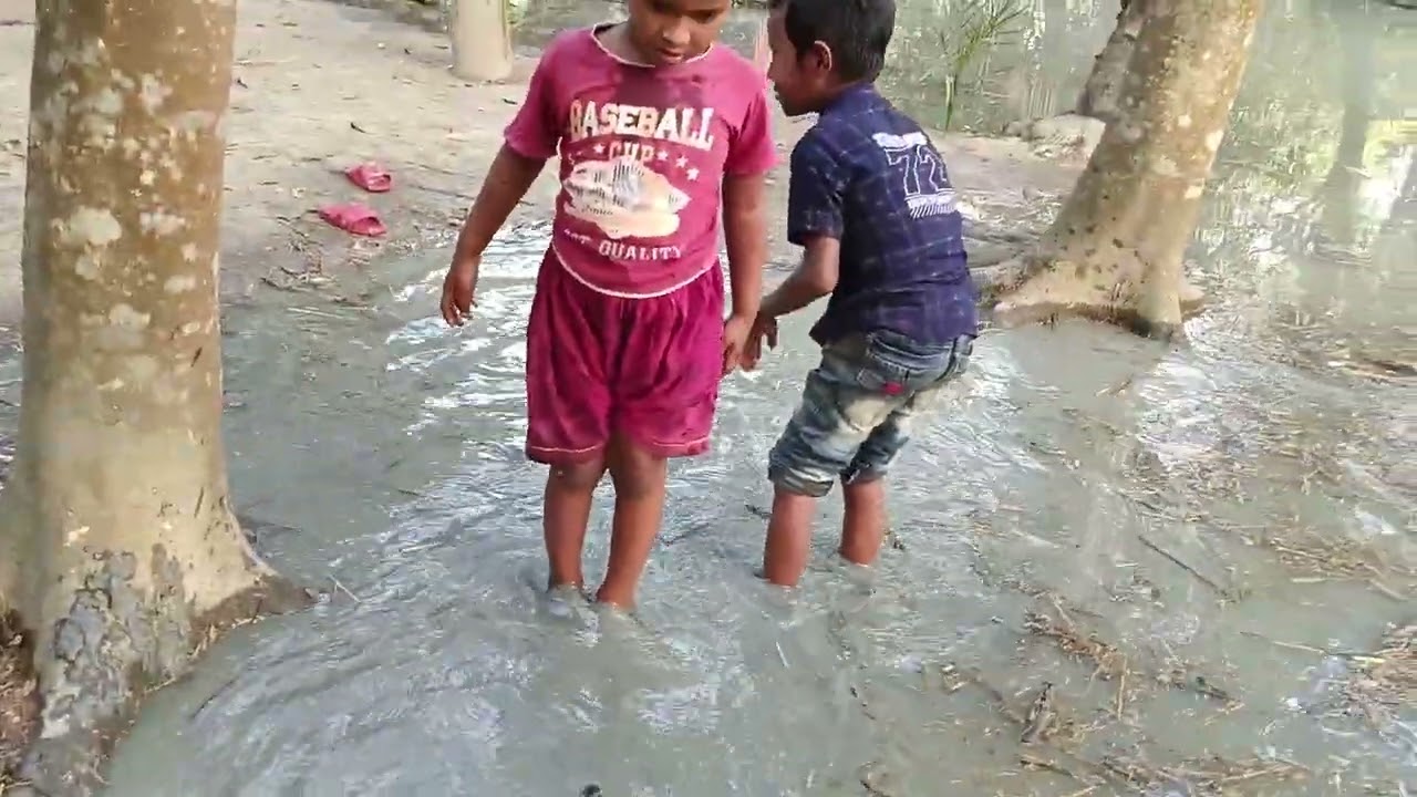 নদী থেকে বালি তোলা হচ্ছে খালি যায়গায় ভরাট করার জন্য 