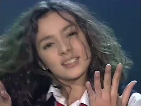 Ambra Angiolini canta