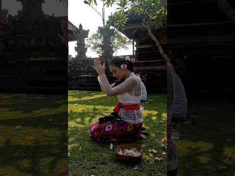 We prayed at a Balinese temple for Galungan festival 🇮🇩 #travelvlog #travel #bali
