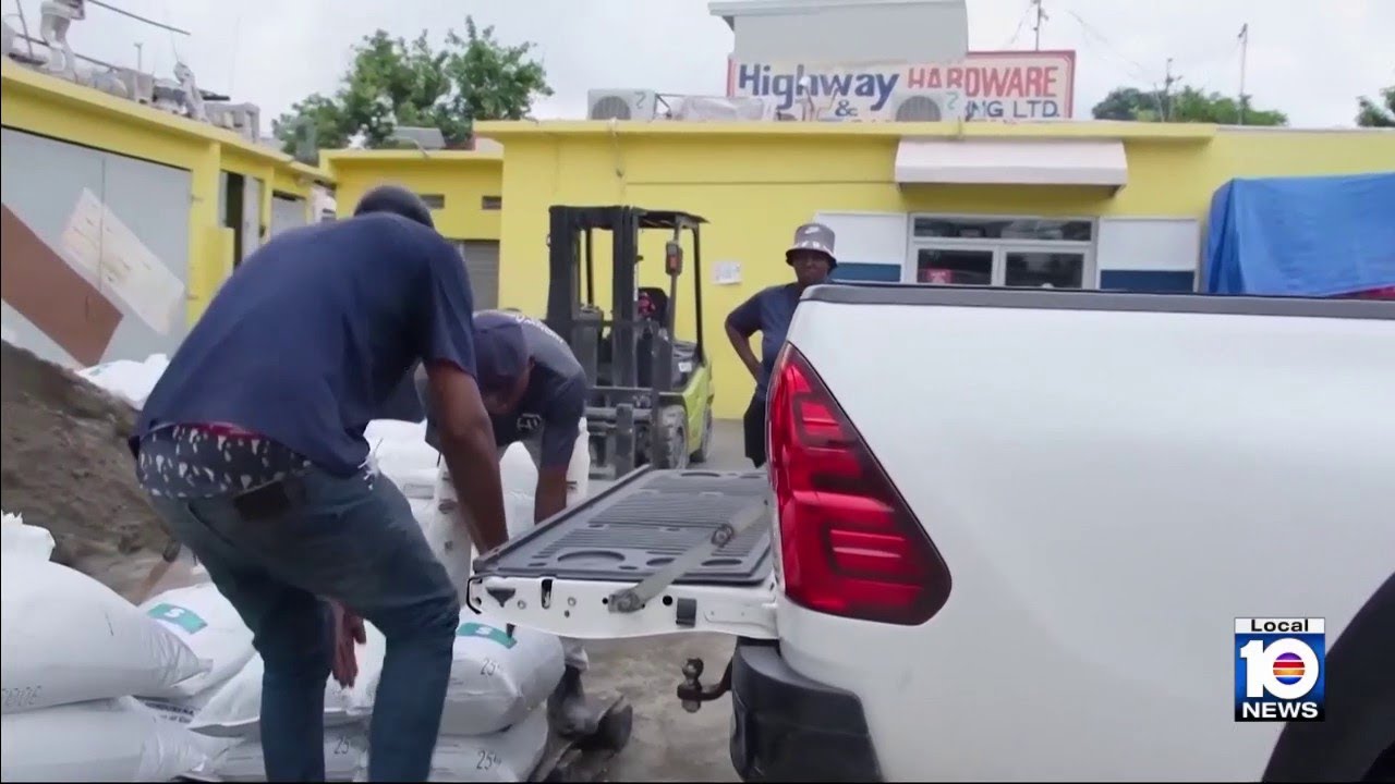 В преддверии урагана «Мелисса» Аарон Мейбин из Local 10 обсуждает планы действий в чрезвычайных с...